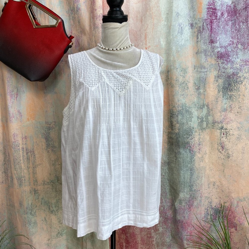📌 Avenue  Timeless Sleeveless Top with Lace